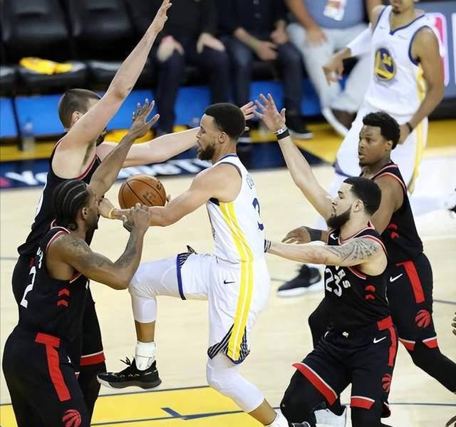 勇士球员公开质疑裁判判罚尺度，引争议，应该比较.