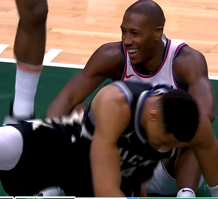 九游体育app下载入口雄鹿球星三分绝杀,全场观众热烈欢呼,帮助两个音乐法律使用发生具有.